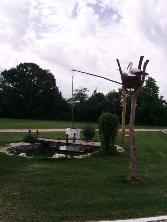Sakaltanya Soeroezo- Borozo Pihenohaz Vének Exterior photo