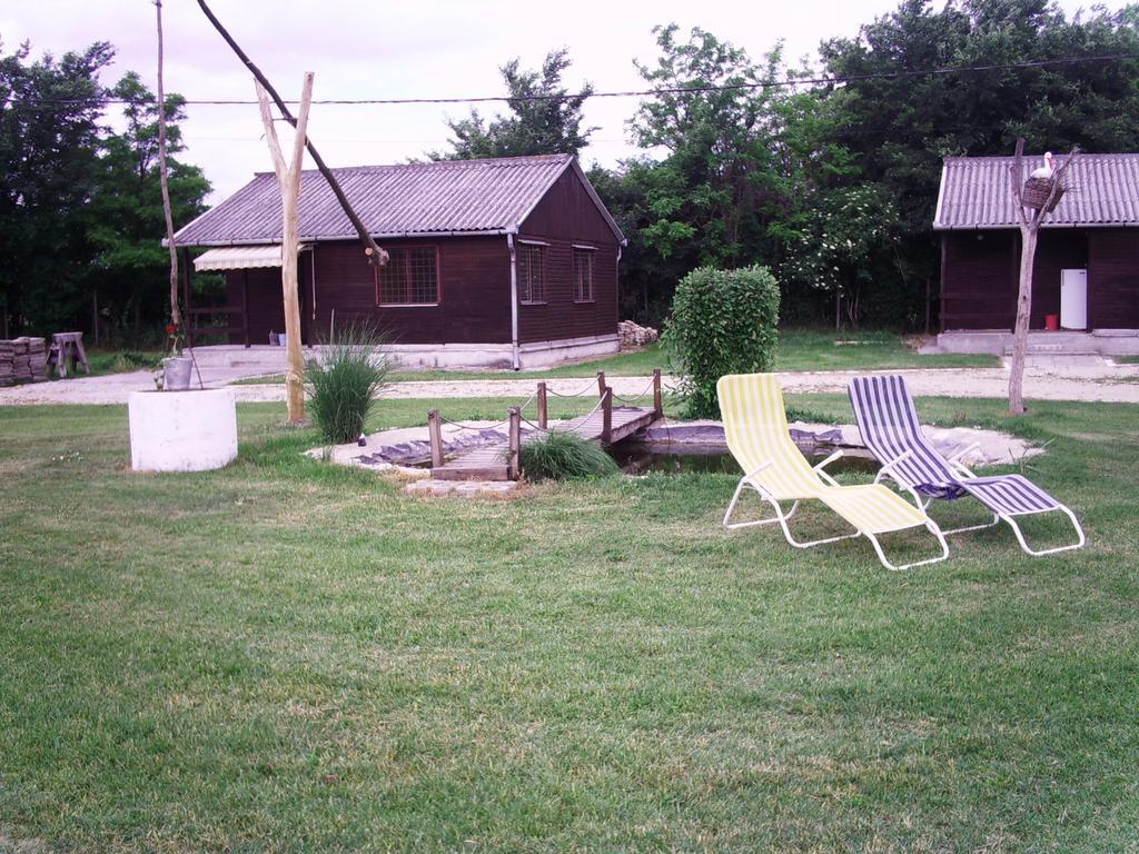 Sakaltanya Soeroezo- Borozo Pihenohaz Vének Exterior photo